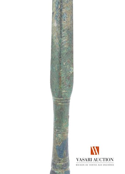 null Spear point, quadrangular section of 19.5 cm, decorated with engraved striations,...
