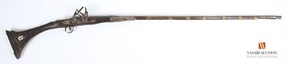 null Moukala, canon de 119 cm, platine à silex à chenapan, crosse bois à incrustations...