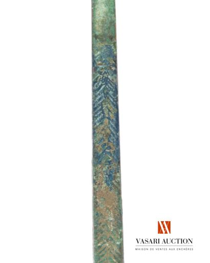 null Spear point, quadrangular section of 19.5 cm, decorated with engraved striations,...