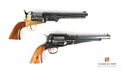 null Nécessaire-cassette contenant deux revolvers à poudre noire, un revolver type...