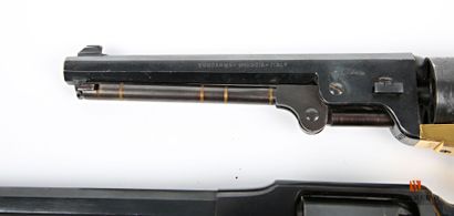 null Nécessaire-cassette contenant deux revolvers à poudre noire, un revolver type...