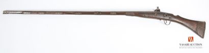 null Moukala, canon de 117 cm, platine à silex à chenapan, crosse bois et garnitures...