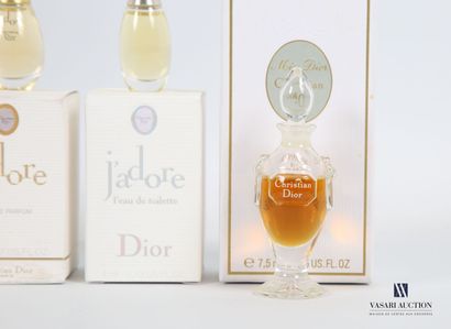 null CHRISTIAN DIOR 
Lot comprenant :
- Un parfum "Miss Dior" - 15 ml
- Une amphore...