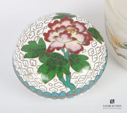 null Lot including three boxes, the first one in cloisonné enamels with peony decoration,...