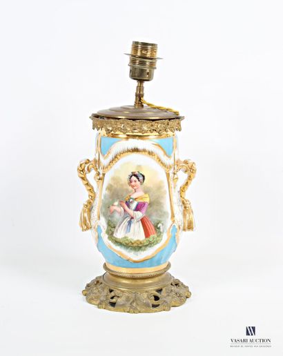 null Vase monté en lampe en porcelaine traité en polychromie et rehauts dorés , la...