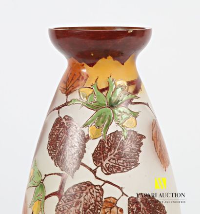 null Vase en verre de forme balustre à décor émaillé polychrome de branchages et...