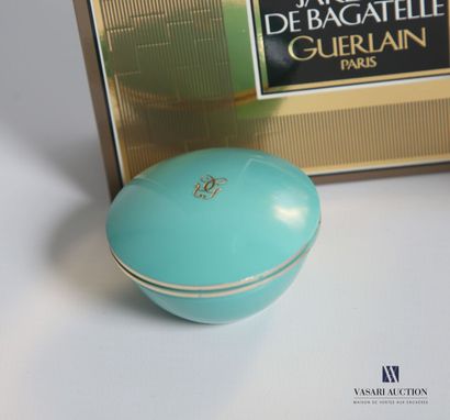 null GUERLAIN 
Lot including:
- A box containing:
 - A perfume "Shalimar" - 2 ml
...