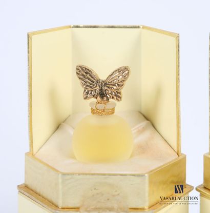 null ANNICK GOUTAL
Lot including : 
- A perfume "Passion" in its box - 10 ml
- A...