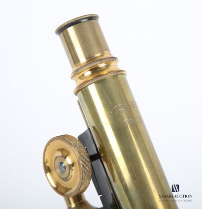 null STIASSNIE PARIS
Brass and metal microscope with objective and oculars 
In its...