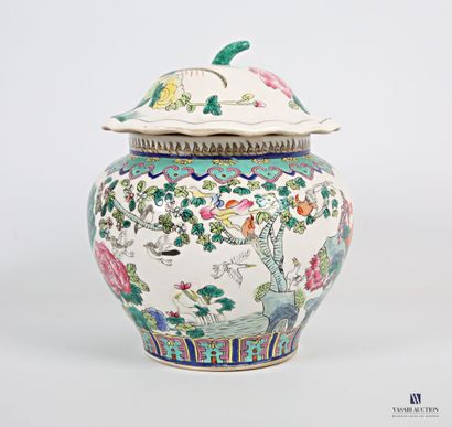 null Covered ginger pot of baluster shape in white earthenware treated in polychromy,...