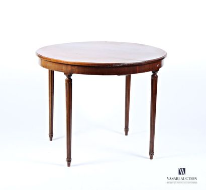 null Mahogany and mahogany veneer dining room table, the top is round, it rests on...