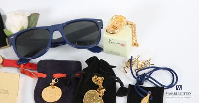 null Lot including: 
- Yves Saint Laurent Opium keychain
- A Kenzo key ring
- A Worth...