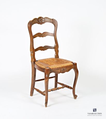 null Suite of three chairs in natural wood, molded and carved with shells, the openwork...