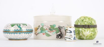 null Lot including three boxes, the first one in cloisonné enamels with peony decoration,...