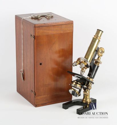 null STIASSNIE PARIS
Brass and metal microscope with objective and oculars 
In its...