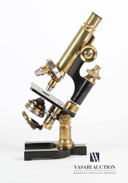 null STIASSNIE PARIS
Brass and metal microscope with objective and oculars 
In its...