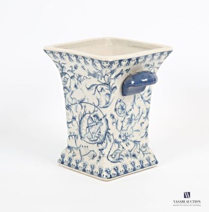 null Vase en faïence craquelé de forme conique à décor en blanc/bleu d'angelots et...
