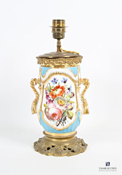 null Vase monté en lampe en porcelaine traité en polychromie et rehauts dorés , la...