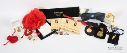 null Lot including: 
- Yves Saint Laurent Opium keychain
- A Kenzo key ring
- A Worth...