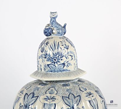 null DELFT
Covered pot in white-blue earthenware, the ribbed body is decorated with...