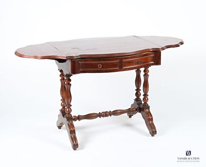 null Mahogany and mahogany veneer table, the main top is flanked by two hinged flaps,...