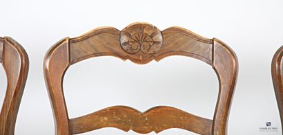 null Suite de trois chaises en bois naturel mouluré et sculpté à décor de coquilles,...