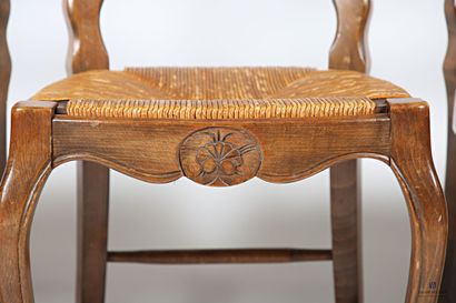 null Suite de trois chaises en bois naturel mouluré et sculpté à décor de coquilles,...