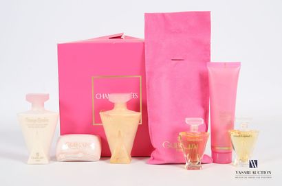 null GUERLAIN
Lot comprenant :
- Une pochette cartonnée rose "Champs-Elysées" contenant...