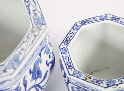 null CHINE 
Deux caches pot en porcelaine blanc/bleu de forme octogonale, la panse...