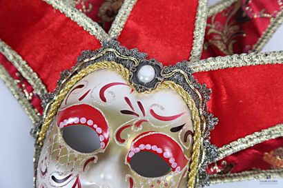 null Lot comprenant deux masques modernes dans le style carnaval vénitien en plâtre...