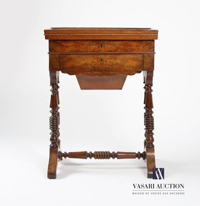 null Working table in mahogany and mahogany veneer, it opens with a flap revealing...