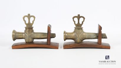 null Deux robinets de cuve en bronze posant sur un socle en bois
(usures d'usage)
Long....