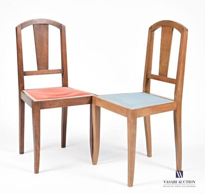 null Deux chaises en bois naturel et bois naturel teinté, le dossier ajouré présente...