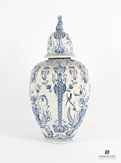 null DELFT
Covered pot in white-blue earthenware, the ribbed body is decorated with...
