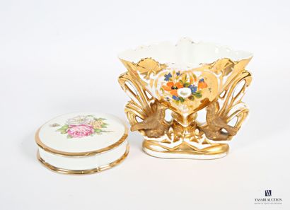 null Candy box in white porcelain treated in polychrome and golden nets, the lid...