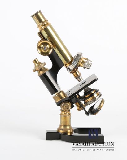 null STIASSNIE PARIS
Microscope en laiton et métal avec objectif et oculaires 
Dans...