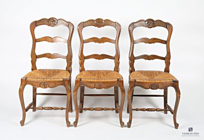 Suite de trois chaises en bois naturel mouluré...
