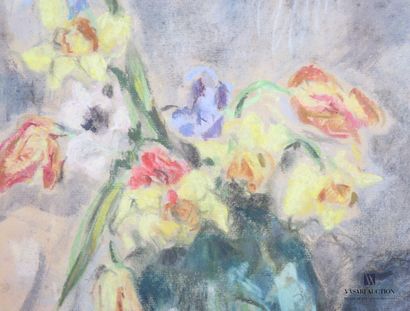 null CERBADERNAY Y.
Bouquet d'iris et tulipes 
Fusain et pastel
Signé en haut à droite
53...