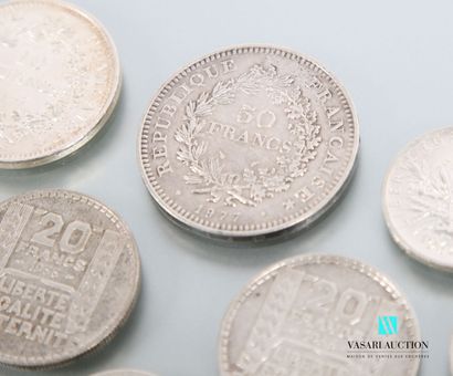 null Lot comprenant dix-huit pièces en argent : 5 Francs 1842 - 10 Francs 1930 -...