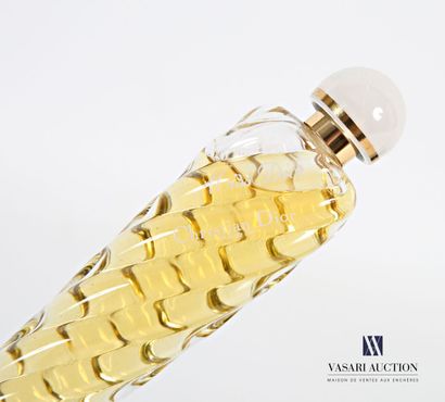 null CHRISTIAN DIOR 
Twisted bottle "Miss Dior" and its case
(used condition, contents...