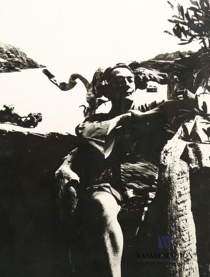 null ARGILLET Pierre (1910-2001)
Dali dans son jardin de Port Lligort, 1959
Tampon...
