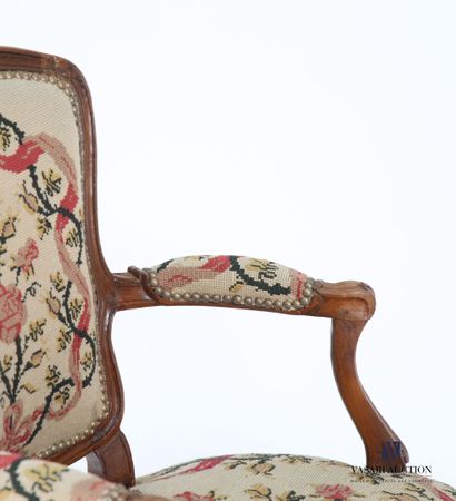 null Deux fauteuils en bois naturel mouluré et sculpté à décor de fleurettes, le...
