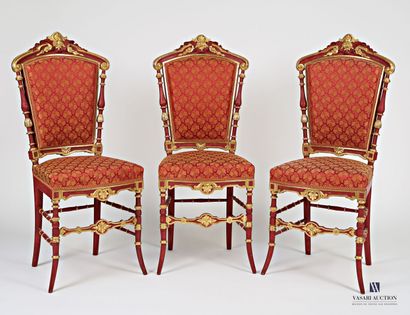 null Suite de trois chaises en bois naturel mouluré sculpté laqué rouge et rechampi...