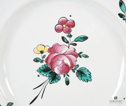 null LA ROCHELLE, XVIIIème siècle
Assiette à décor d'une rose et fleurs 
Diam. :...
