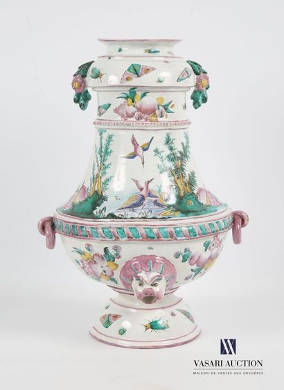 null La Rochelle, circa 1775
Fountain body with pedestal, handles forming rings,...