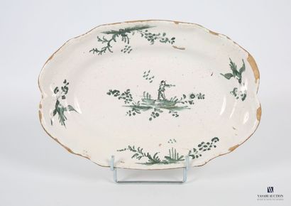 null LA ROCHELLE, around 1770, Small oval earthenware dish
decorated with green monochrome...