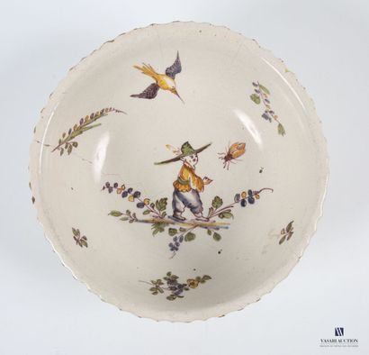 null LA ROCHELLE, circa 1775
Circular salad bowl with notched edge in earthenware...