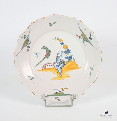 null NEVERS, XVIIIème siècle
Assiette en faïence à décor d'un chinois à l'oiseau
(éclats...