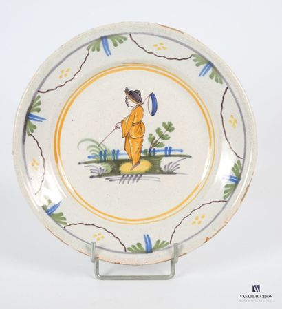 null ANGOULEME, XVIIIème siècle
Assiette à décor d'un chinois portant un baluchon...