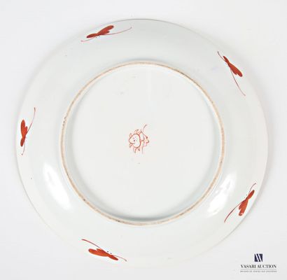 null CHINE 
Assiette en porcelaine blanche à décor en émaux polychrome d'un médaillon...